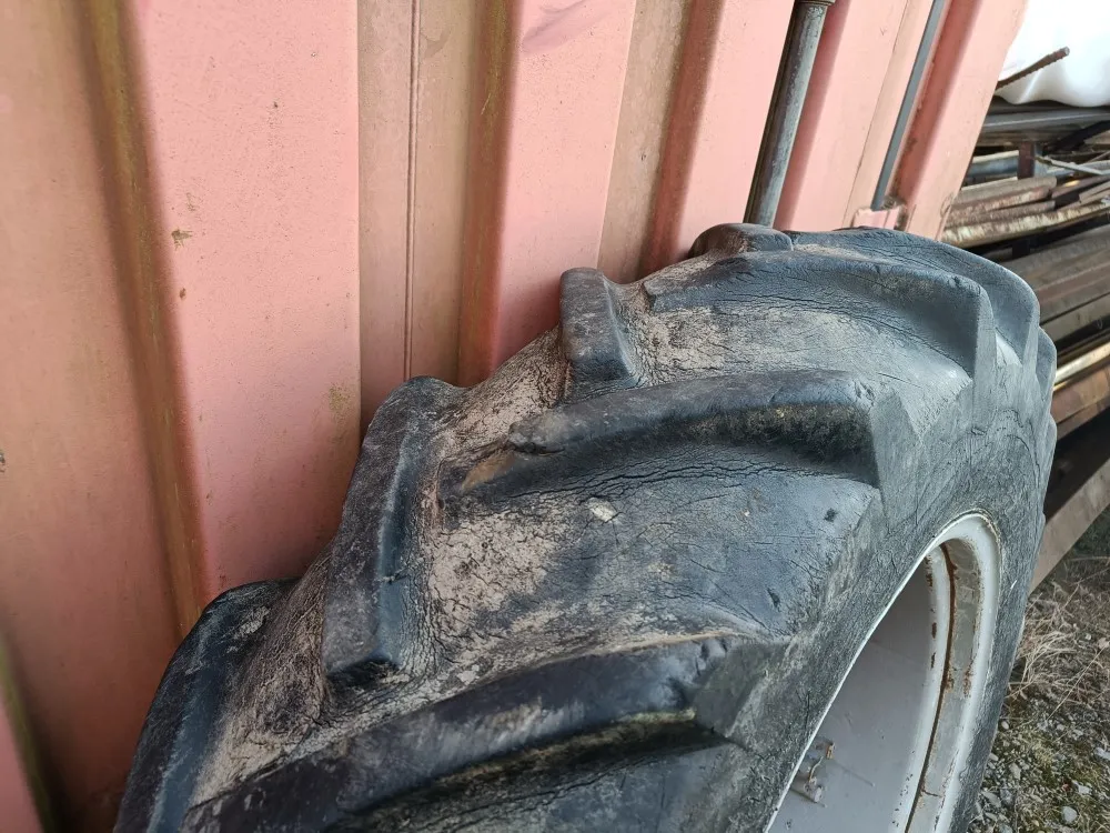 Traktorin renkaat 12.4x32 vannekehillä /