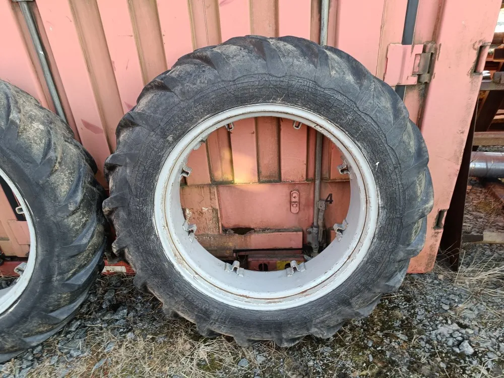 Traktorin renkaat 12.4x32 vannekehillä /