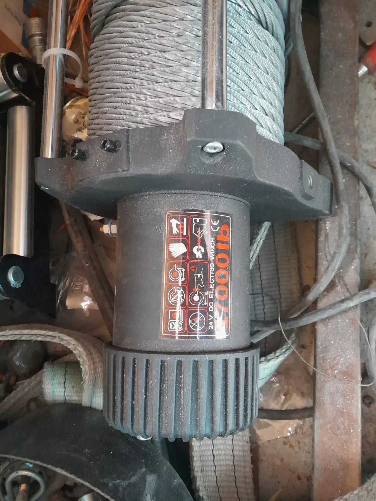 Vinssi sähkökäyttöinen / käyttämätön / n. 7700kg  24 volttia