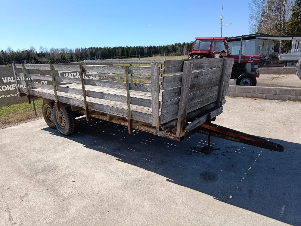 Peräkärry puulaidoilla 2-akselinen /