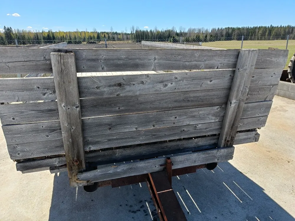 Peräkärry puulaidoilla 2-akselinen /