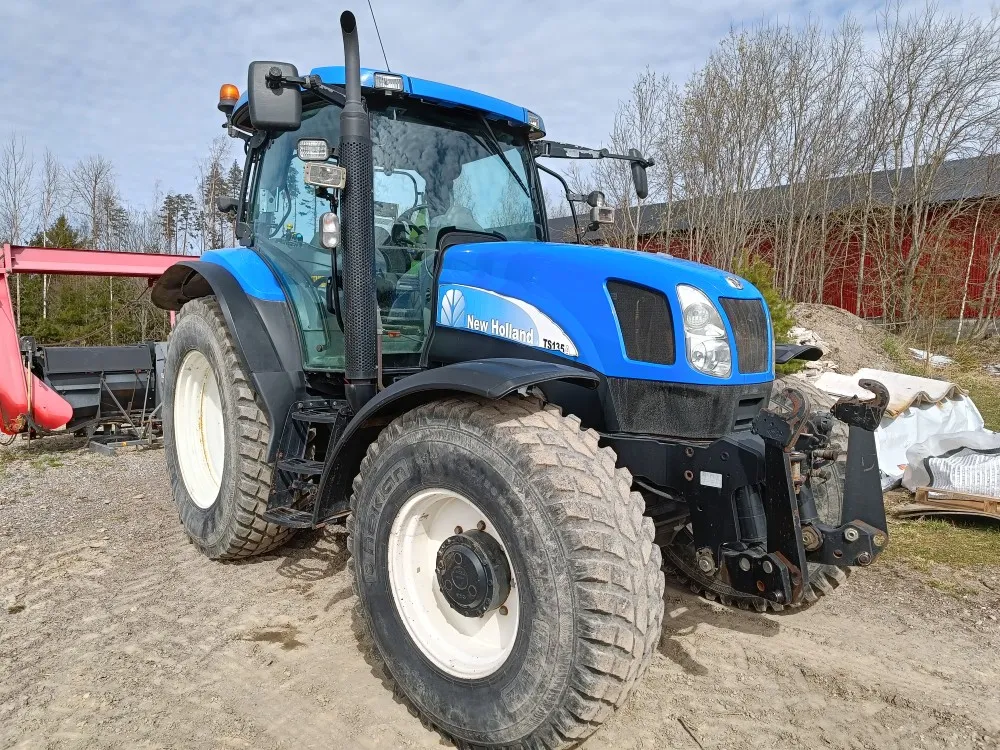New Holland TS135A Plus traktori / Etunostolaitteella, siisti kone!