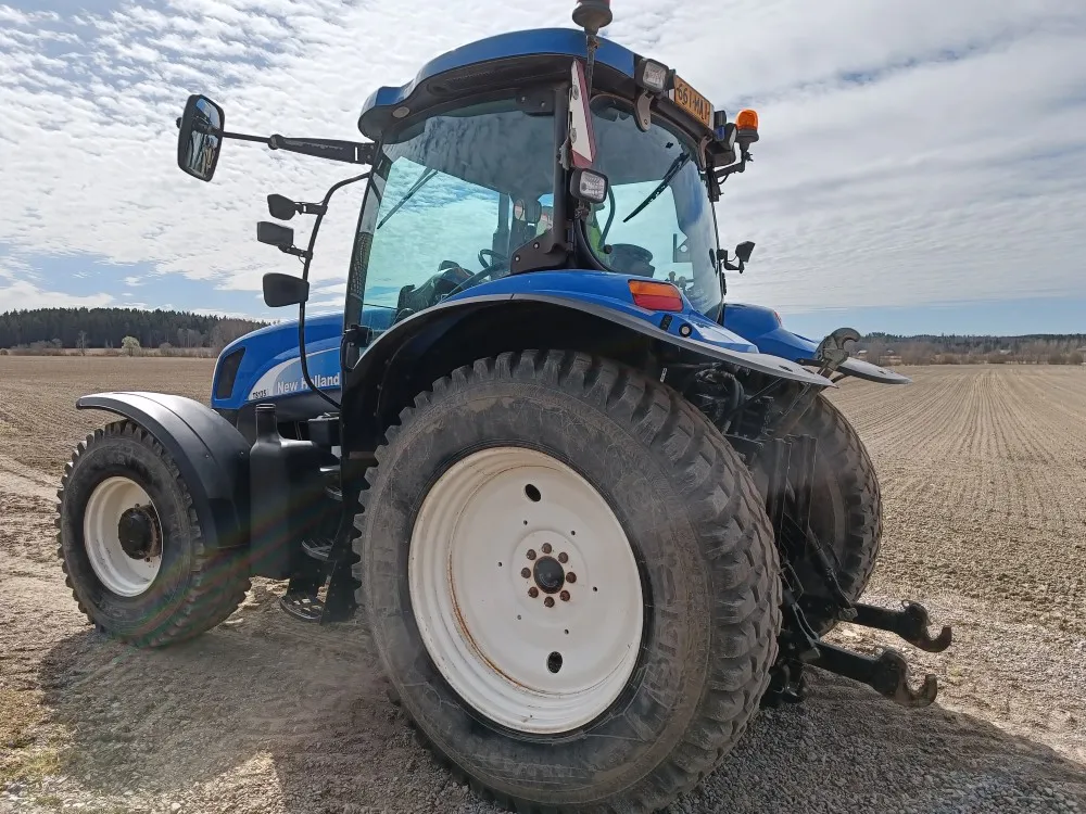 New Holland TS135A Plus traktori / Etunostolaitteella, siisti kone!