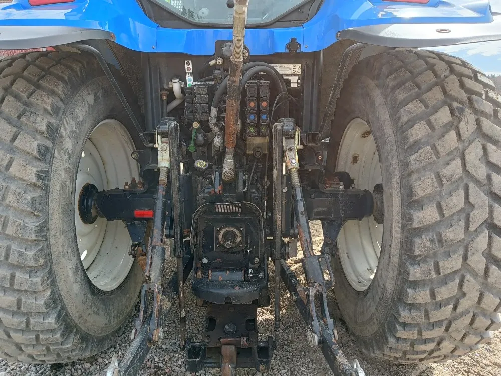 New Holland TS135A Plus traktori / Etunostolaitteella, siisti kone!