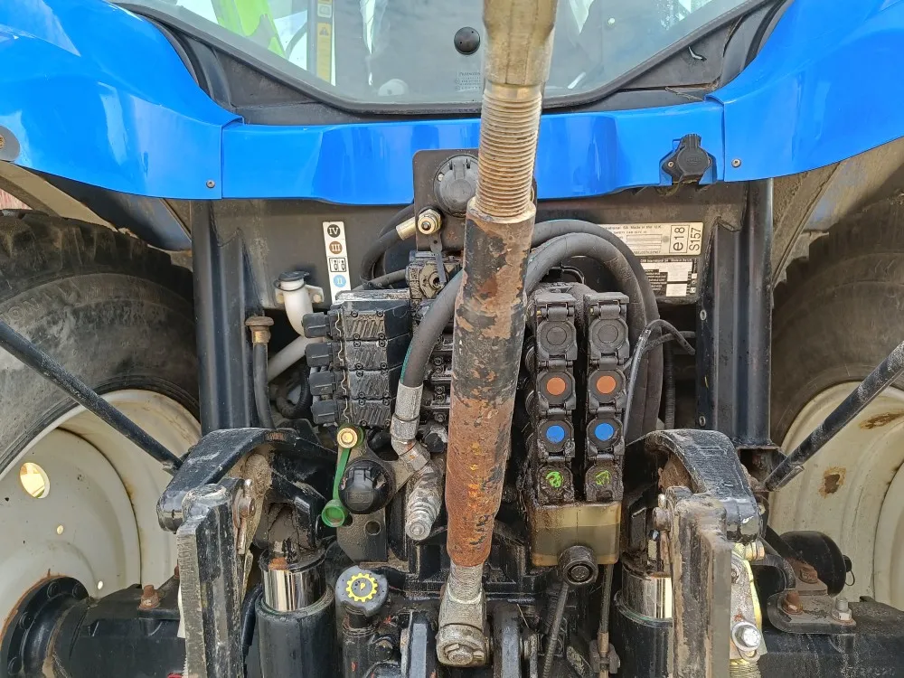 New Holland TS135A Plus traktori / Etunostolaitteella, siisti kone!