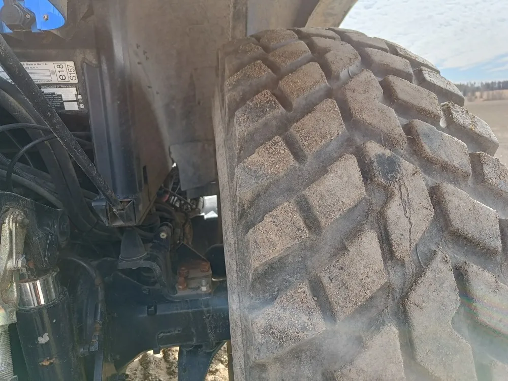 New Holland TS135A Plus traktori / Etunostolaitteella, siisti kone!