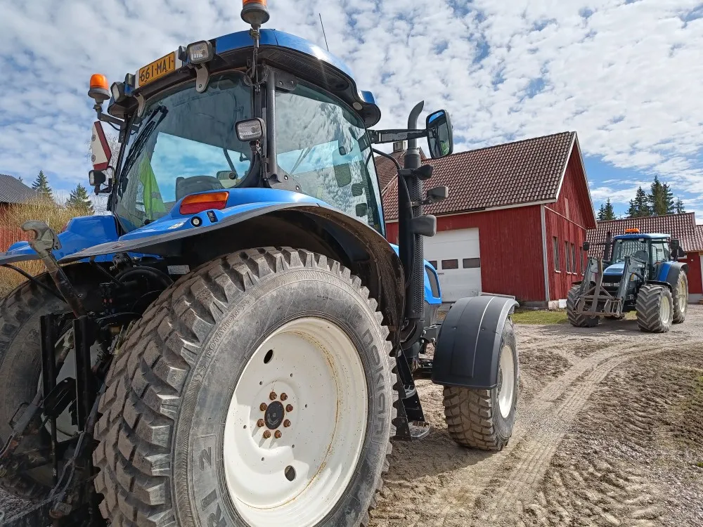 New Holland TS135A Plus traktori / Etunostolaitteella, siisti kone!
