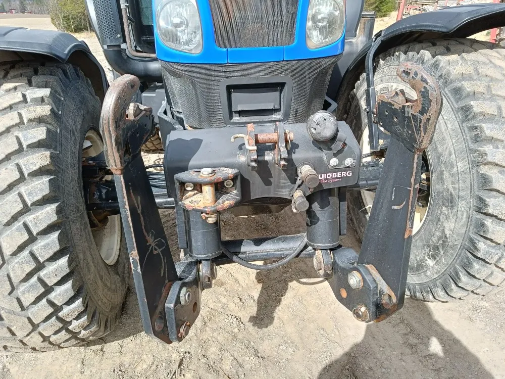 New Holland TS135A Plus traktori / Etunostolaitteella, siisti kone!