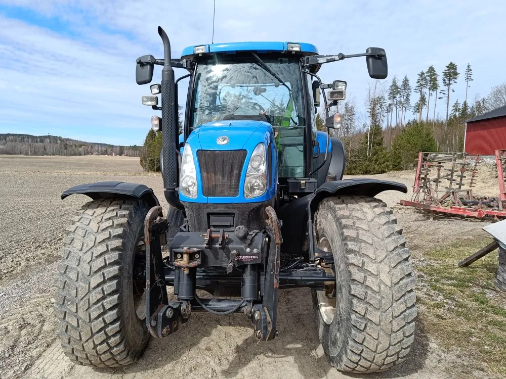New Holland TS135A Plus traktori / Etunostolaitteella, siisti kone!