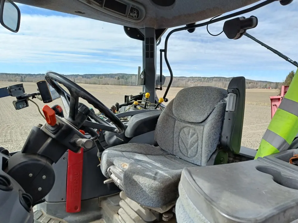 New Holland TS135A Plus traktori / Etunostolaitteella, siisti kone!