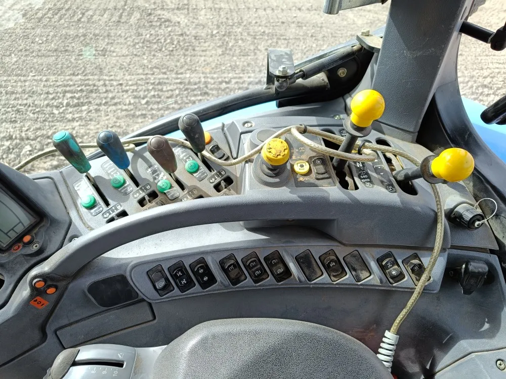 New Holland TS135A Plus traktori / Etunostolaitteella, siisti kone!