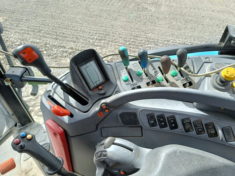 New Holland TS135A Plus traktori / Etunostolaitteella, siisti kone!
