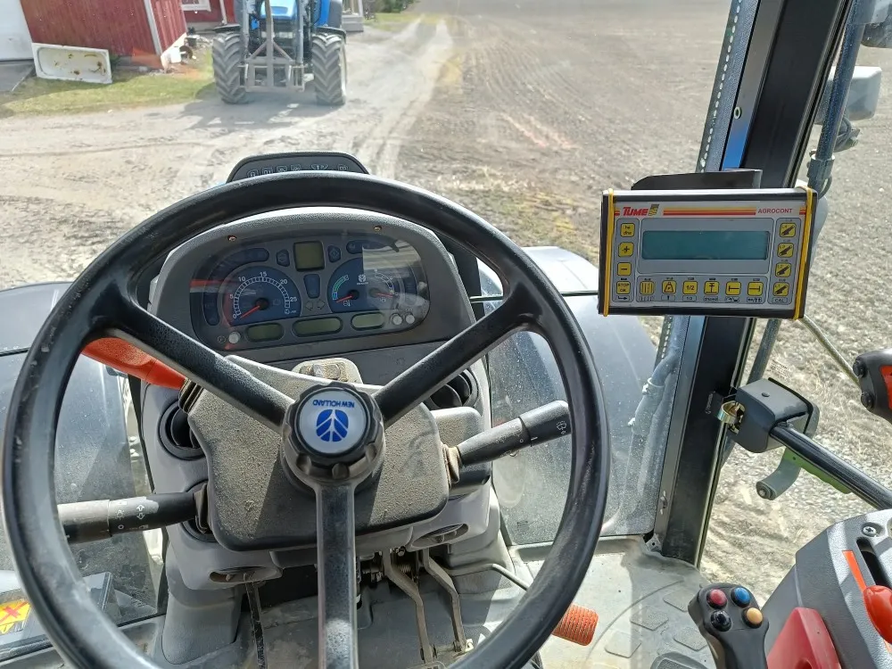 New Holland TS135A Plus traktori / Etunostolaitteella, siisti kone!