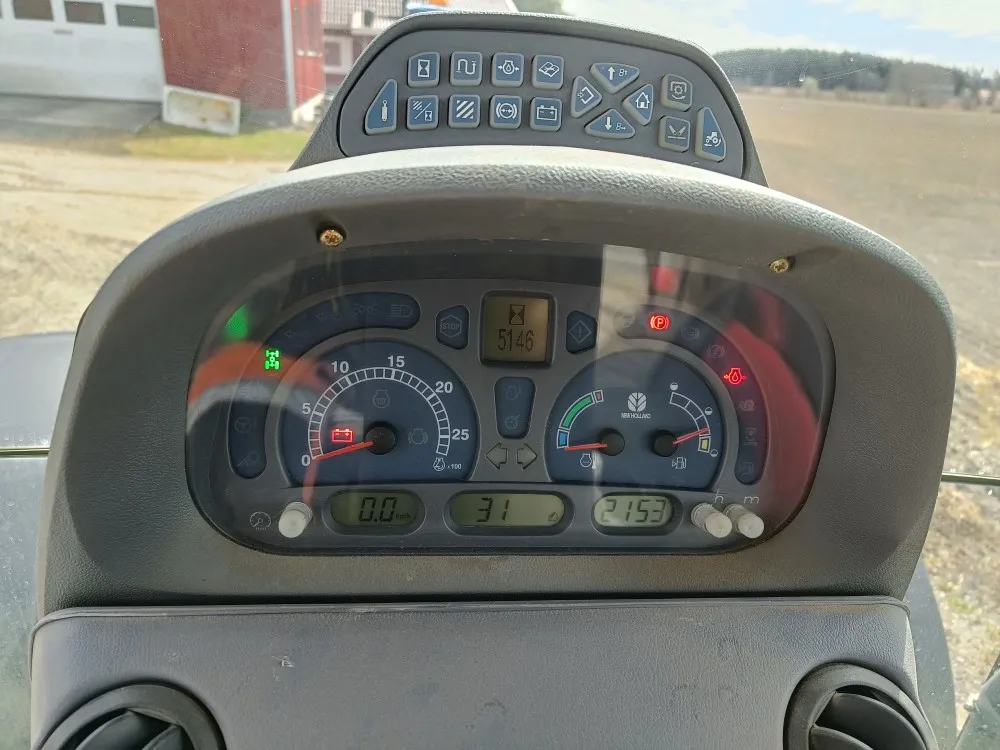 New Holland TS135A Plus traktori / Etunostolaitteella, siisti kone!