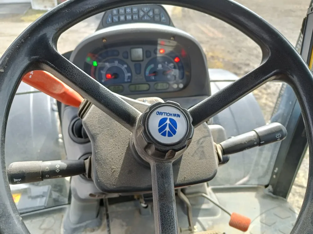 New Holland TS135A Plus traktori / Etunostolaitteella, siisti kone!