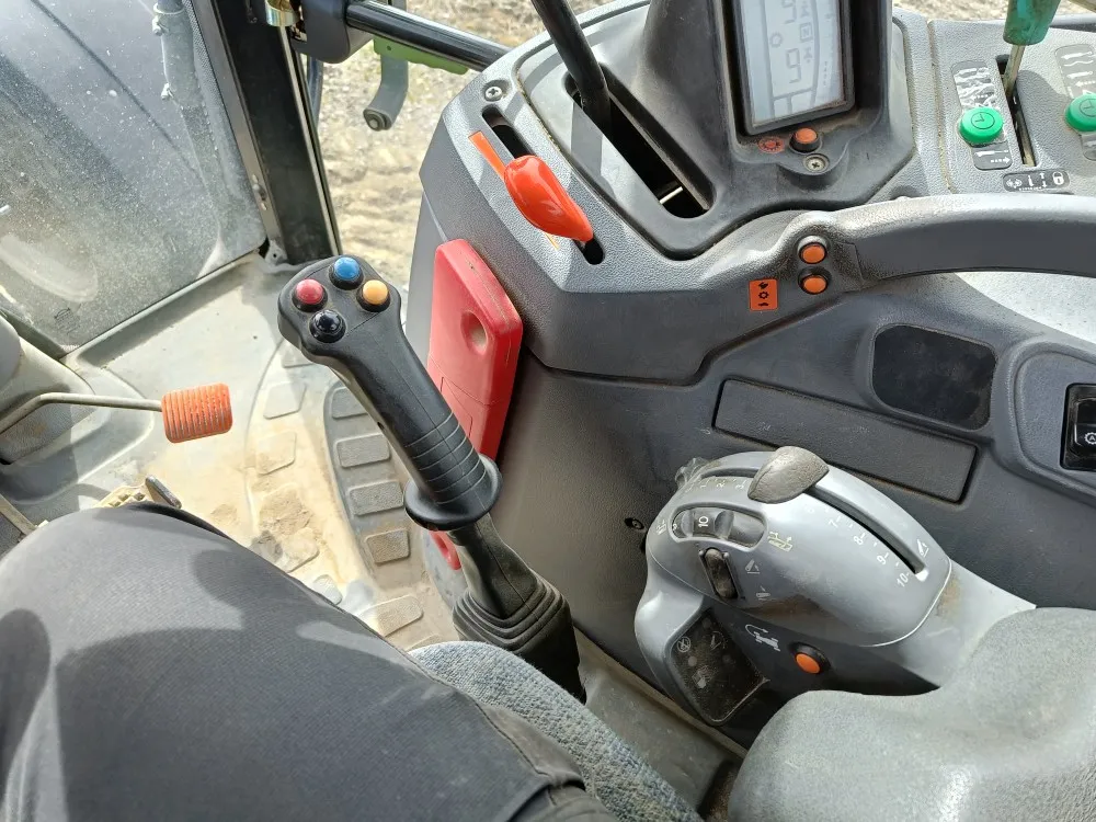New Holland TS135A Plus traktori / Etunostolaitteella, siisti kone!