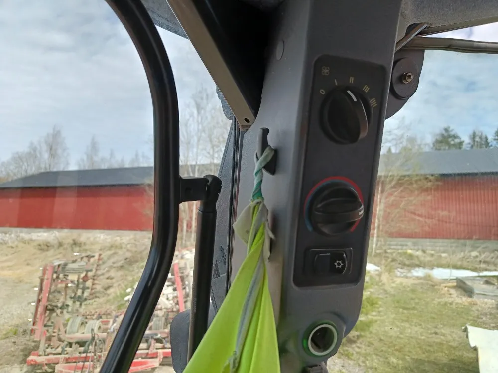 New Holland TS135A Plus traktori / Etunostolaitteella, siisti kone!
