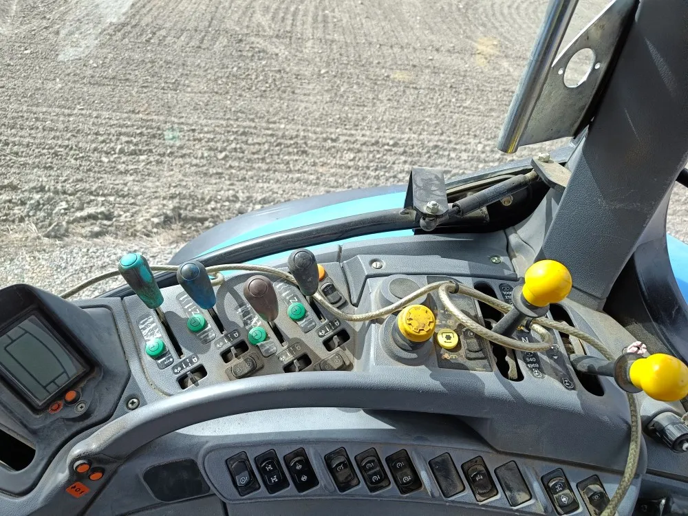 New Holland TS135A Plus traktori / Etunostolaitteella, siisti kone!