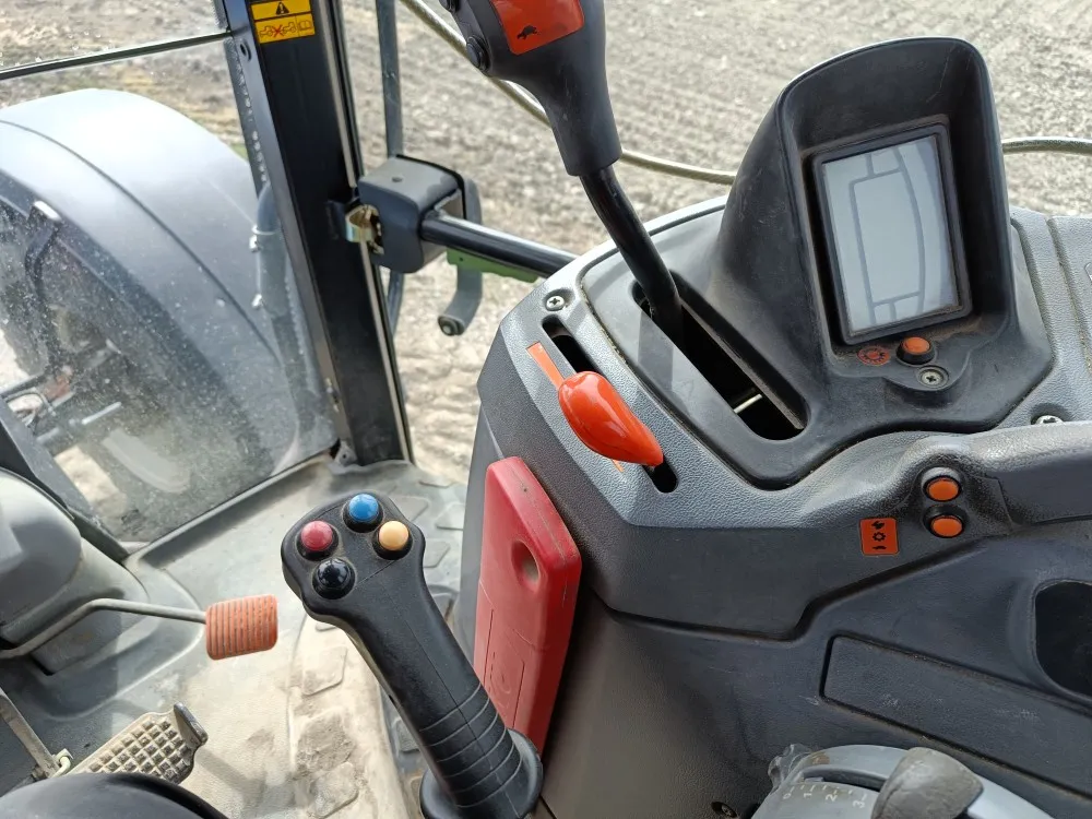 New Holland TS135A Plus traktori / Etunostolaitteella, siisti kone!
