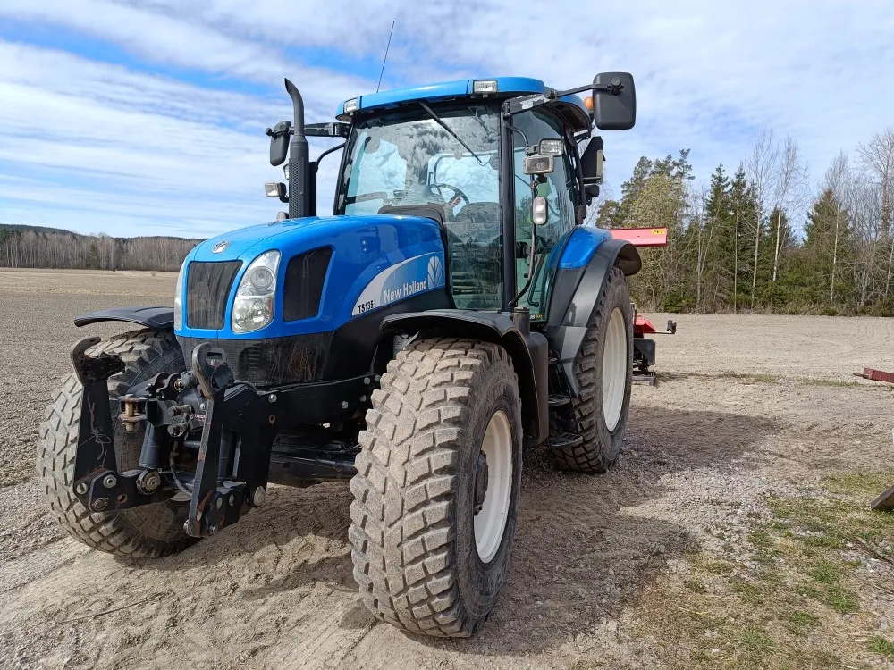 New Holland TS135A Plus traktori / Etunostolaitteella, siisti kone!