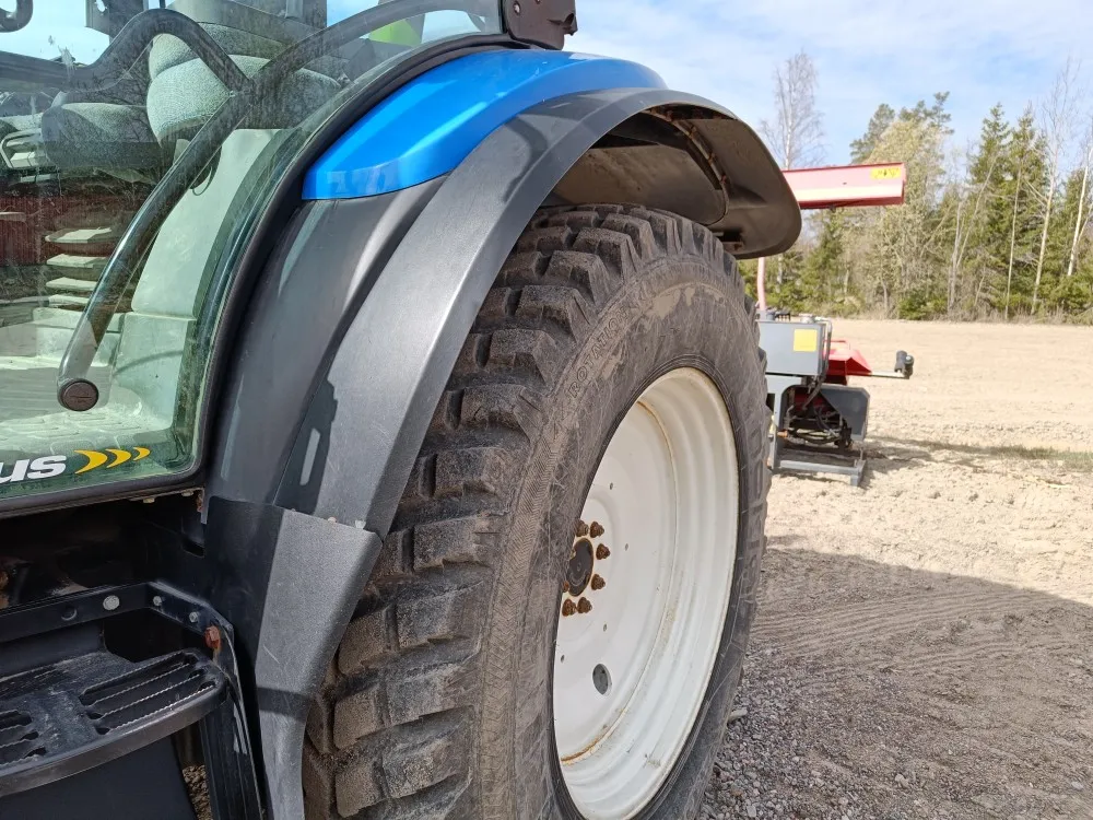 New Holland TS135A Plus traktori / Etunostolaitteella, siisti kone!
