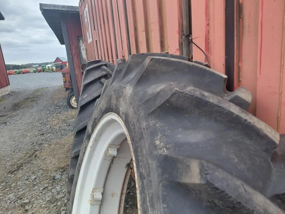Traktorin renkaat 13.6/12x38 vannekehillä / Barum, todella hyväkuntoiset!