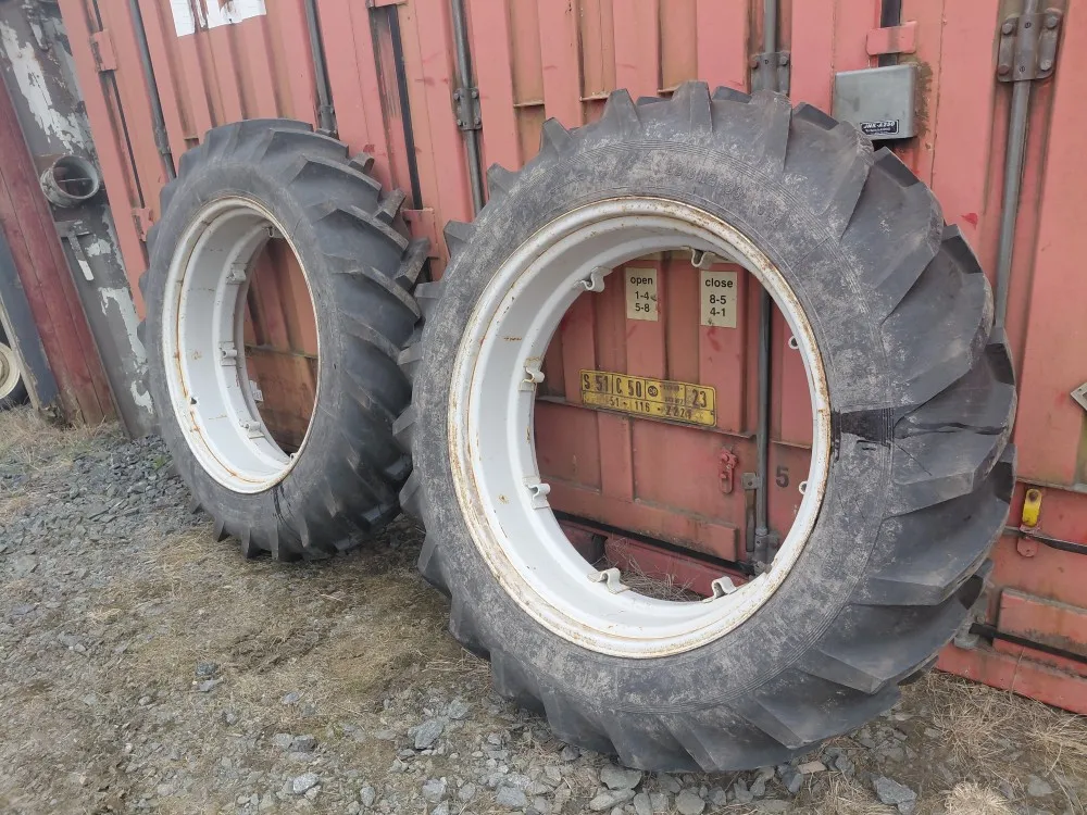 Traktorin renkaat 13.6/12x38 vannekehillä / Barum, todella hyväkuntoiset!