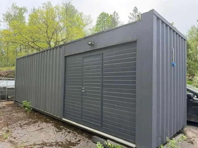 Merikontti 9 m/  sähköistetty / Nosto-ovella ja käyntiovella