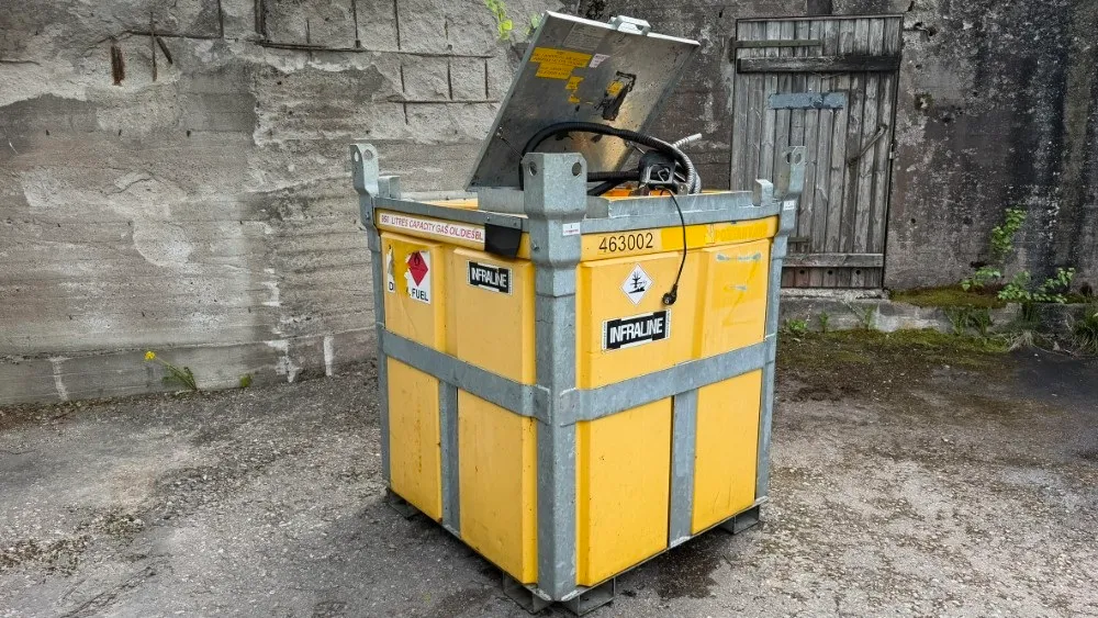 Poly Cube 950 polttoainesäiliö pumpulla / Kuljetuksiin soveltuva
