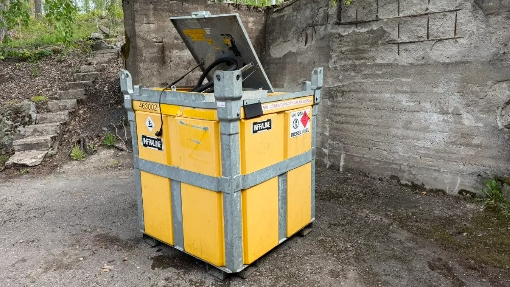 Poly Cube 950 polttoainesäiliö pumpulla / Kuljetuksiin soveltuva