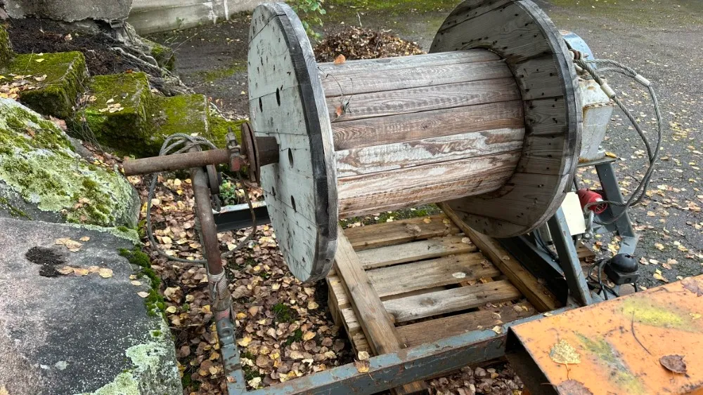 Vaijerin ja kaapelin kelauslaite /