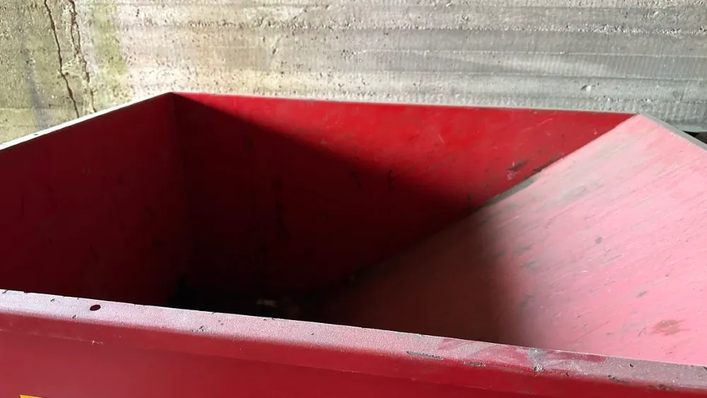 Kippikontti 900L pyörät alla /