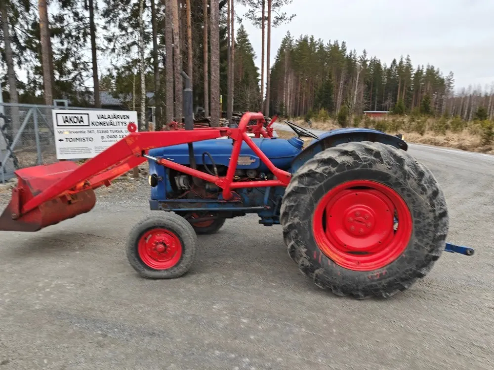 Fordson Power Major etukuormaajalla / Katso video!