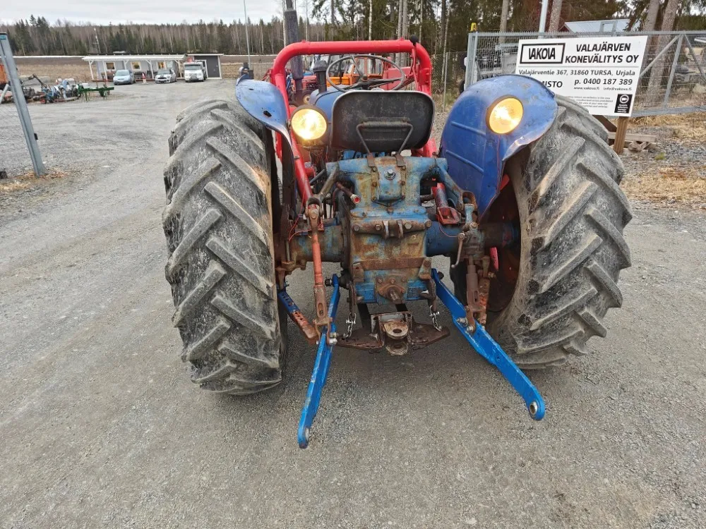 Fordson Power Major etukuormaajalla / Katso video!