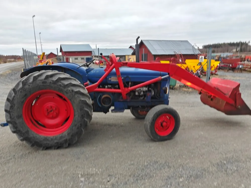 Fordson Power Major etukuormaajalla / Katso video!