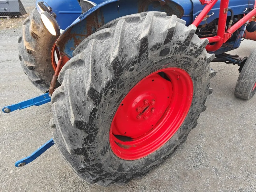 Fordson Power Major etukuormaajalla / Katso video!