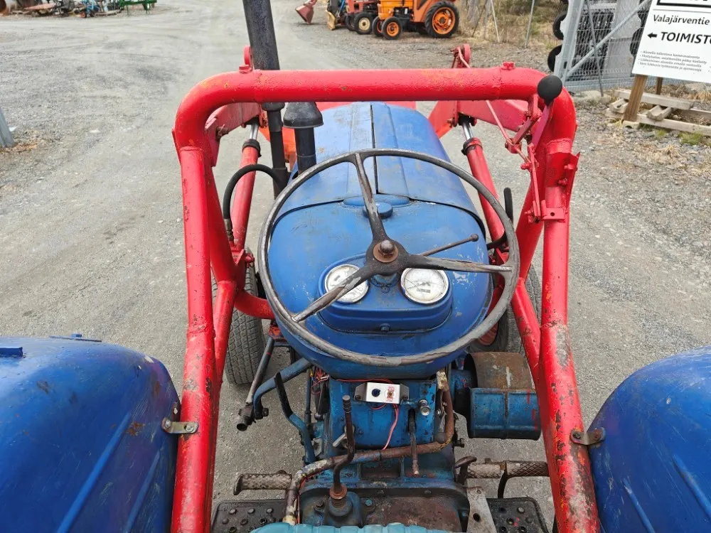 Fordson Power Major etukuormaajalla / Katso video!