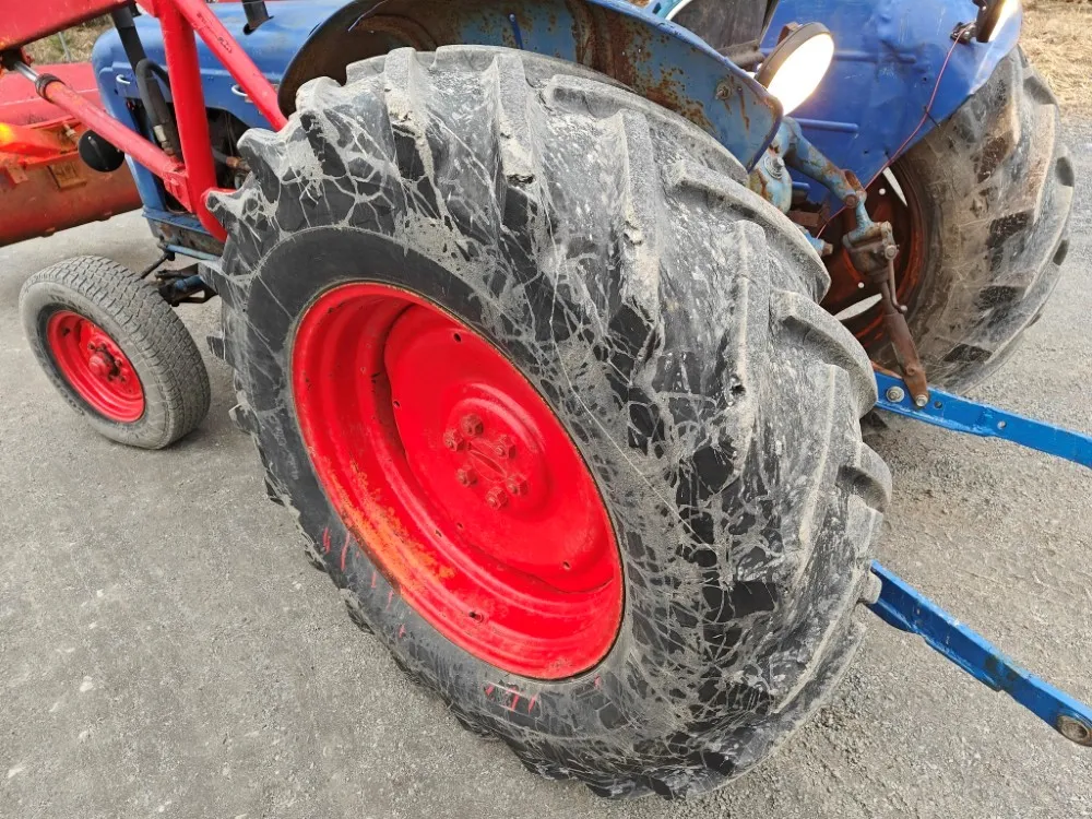 Fordson Power Major etukuormaajalla / Katso video!