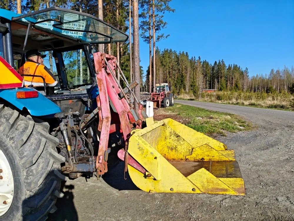 Takakuormaaja hydraulinen sorakauhalla / Katso video!