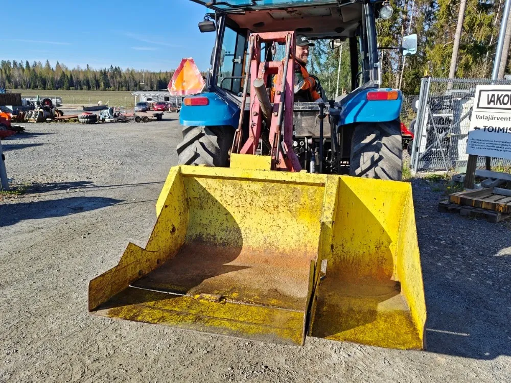 Takakuormaaja hydraulinen sorakauhalla / Katso video!