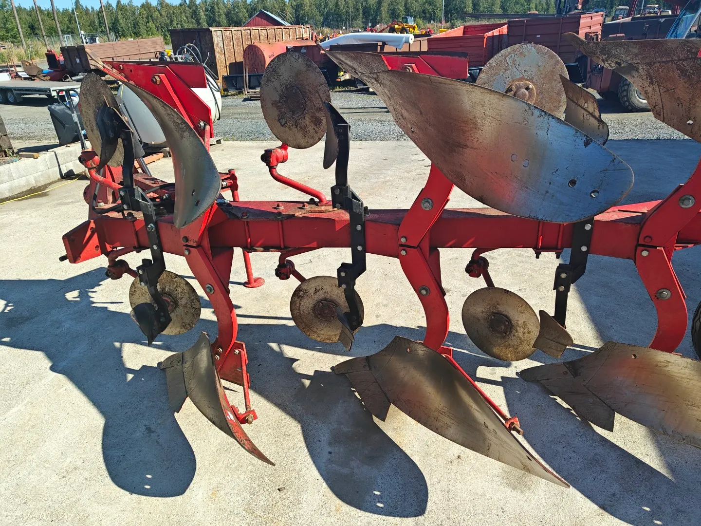 Agrolux MRSD kääntöaura / 3-siipinen kiekkoleikkurit ja esiaurat