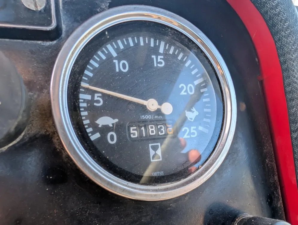 Massey Ferguson 590 traktori / Uudet renkaat, siisti kone, katso video!