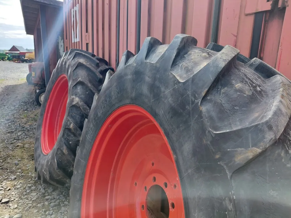 Fendt renkaat 18.4R38 vanteilla /