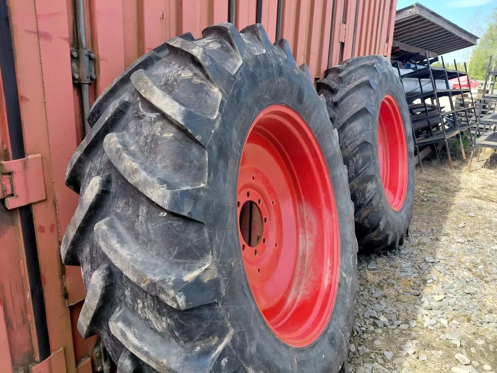 Fendt renkaat 18.4R38 vanteilla /