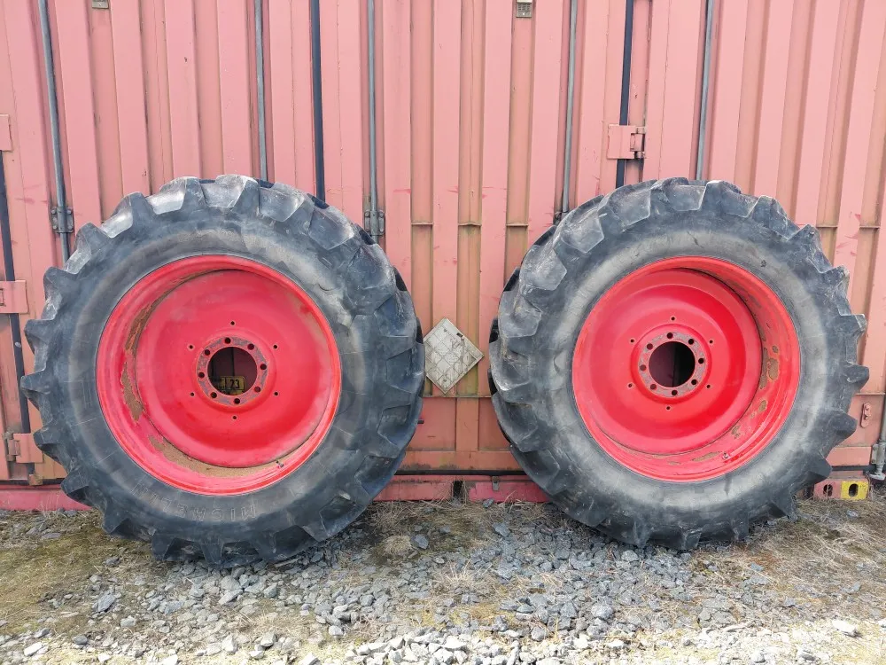 Fendt renkaat 18.4R38 vanteilla /