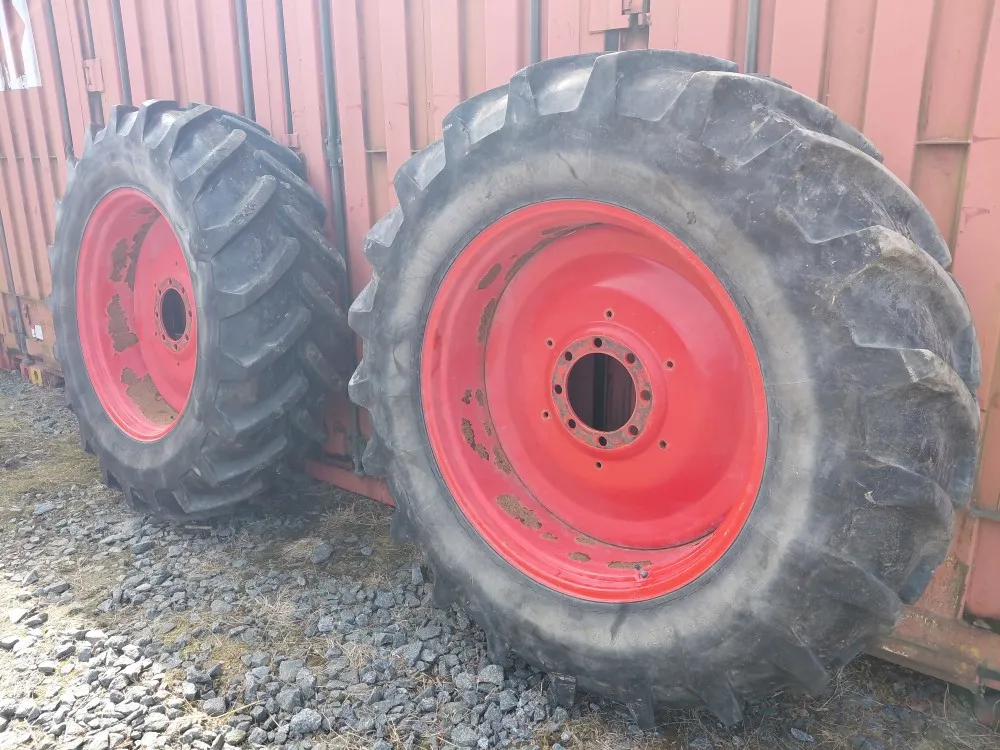 Fendt renkaat 18.4R38 vanteilla /