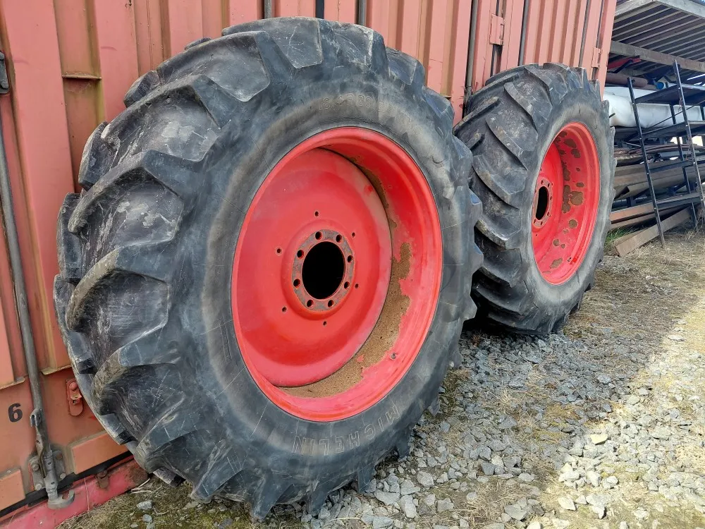 Fendt renkaat 18.4R38 vanteilla /