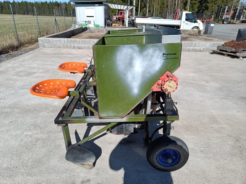Perunanistutuskone Metsä-Ketelä / Apulantaboxilla, katso video!